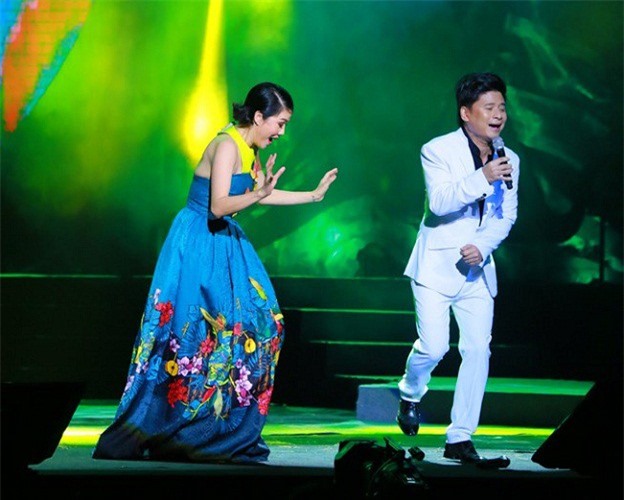 Liveshow Phó Đức Phương: Thu Phương lỡ tay rơi micro