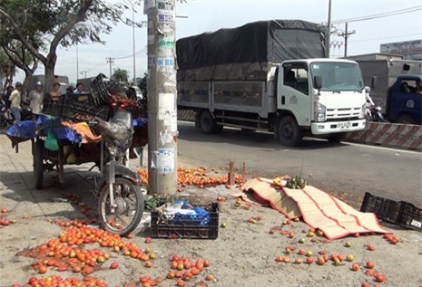 Va chạm xe tải, người đàn ông chở rau quả tử vong