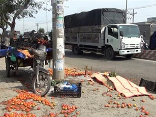 Va chạm xe tải, người đàn ông chở rau quả tử vong