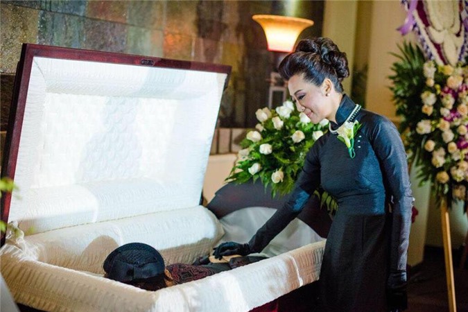  MC Kỳ Duyên rưng rưng nhìn mẹ lần cuối 