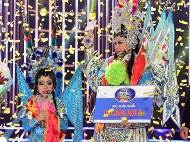 Bé Mai Chi 8 tuổi giành quán quân Gương mặt thân quen nhí