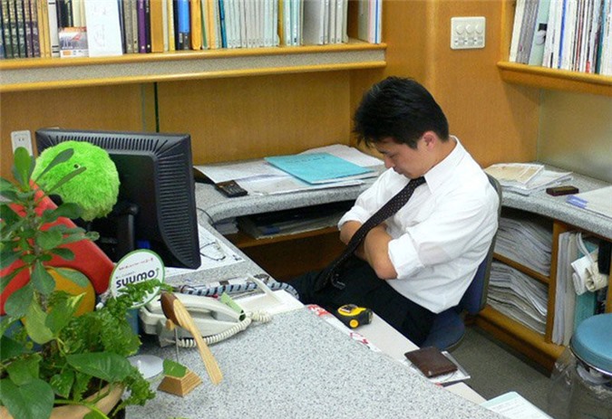 Cách chức cán bộ tư pháp say rượu, ngủ gác chân lên bàn 