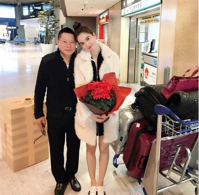 Hơn tuổi mẹ Ngọc Trinh, Hoàng Kiều xưng hô thế nào?