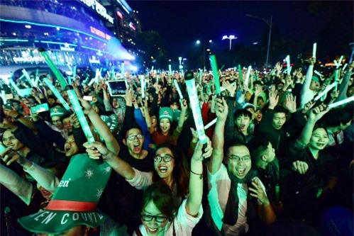 Người Hà Nội, Sài Gòn náo nức chào đón năm mới 2017