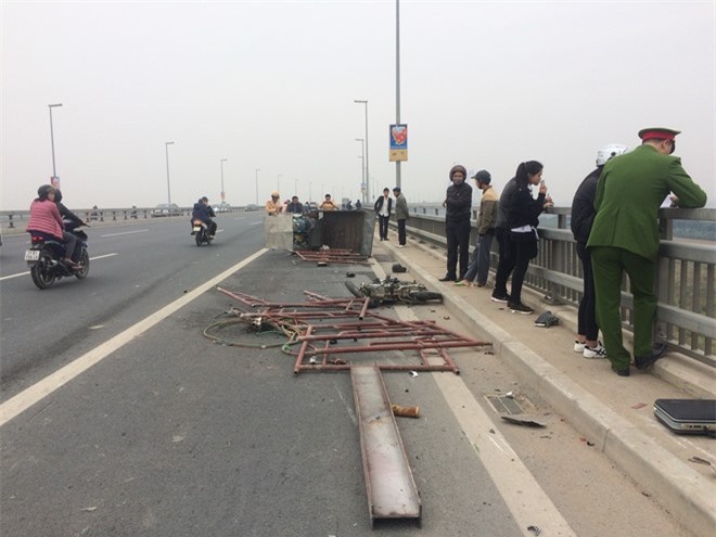 Xế hộp đâm liên hoàn trên cầu Nhật Tân, 2 người bị thương