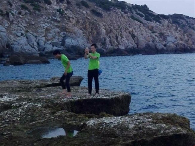 Du khách Hà Nội rơi xuống biển mất tích vì mải chụp ảnh