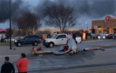 Hai máy bay đâm nhau giữa trời ở Mỹ, nhiều người lâm nạn