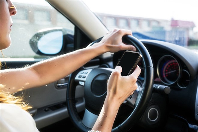 Từ 1/1/2017, dùng điện thoại khi lái ôtô bị phạt tới 800.000 đồng