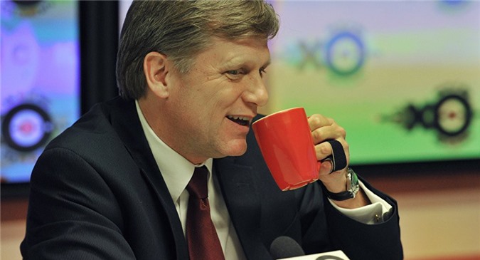 Cựu Đại sứ Mỹ tại Nga McFaul đón năm mới với vodka Nga