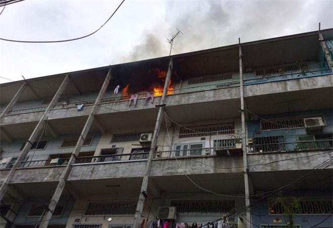 Lửa cháy ngùn ngụt chung cư ở Sài Gòn, nhiều người hoảng loạn tháo chạy