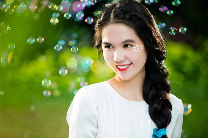 Ngọc Trinh đấu giá sim "khủng" 0989999999 ủng hộ đồng bào miền Trung