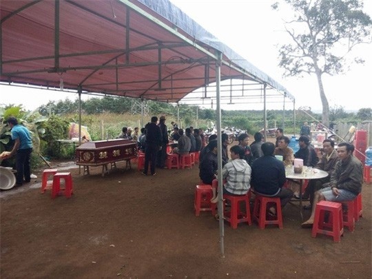 Vụ lật thuyền 3 người chết: Vợ khóc lặng nhìn chồng ra đi