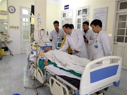 Bệnh nhân bị quên kéo trong bụng 18 năm: Bộ Y tế đến thăm hỏi 