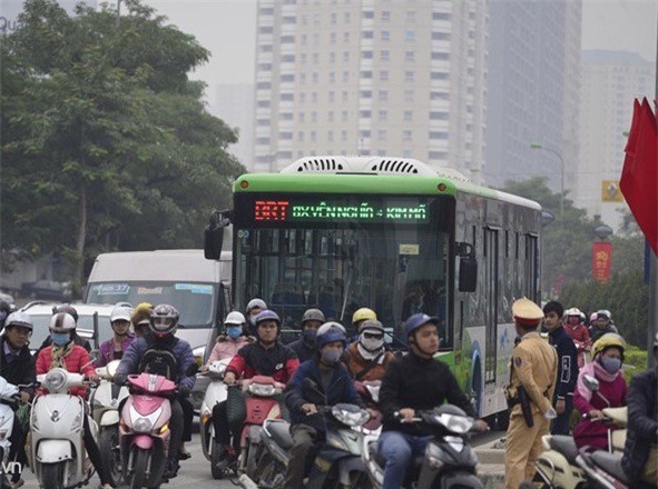 Buýt nhanh BRT chạy "lò dò" trong sáng đầu tuần