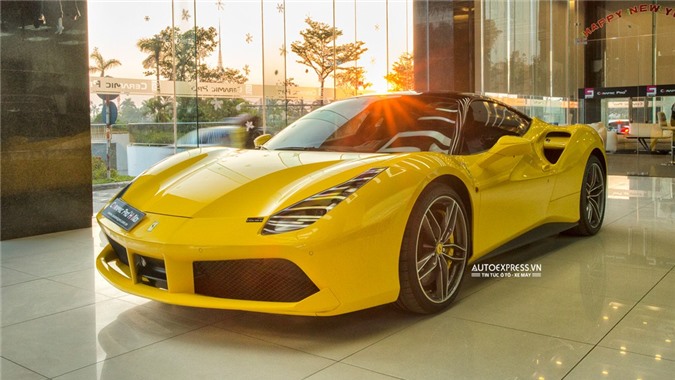 Chùm ảnh "ngựa chồm" Ferrari 488 GTB khoe dáng tại Hà Nội trong ngày đầu tiên của năm 2017