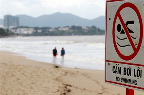 Du khách bị sóng cuốn trôi khi tắm biển Nha Trang