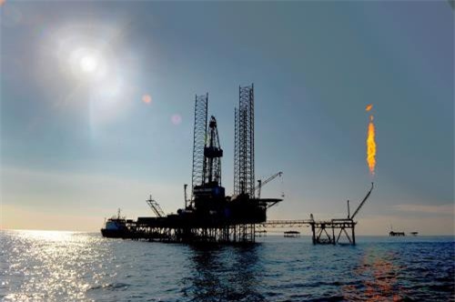 Giá dầu thô Mỹ bật tăng trong phiên giao dịch đầu năm 2017