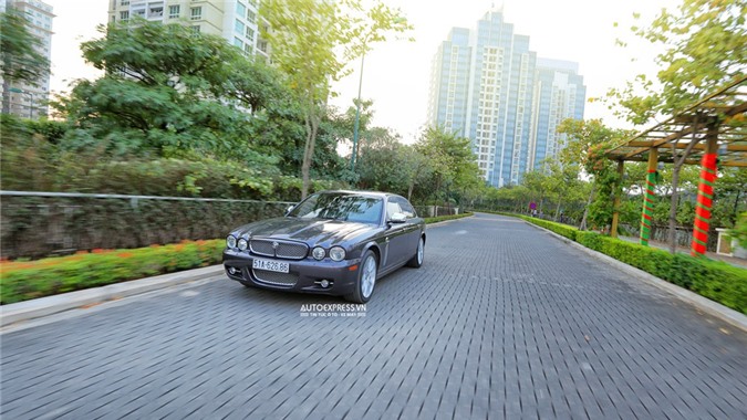 Khám phá Jaguar XJ Vanden Plas - chất 'báo gấm' Anh Quốc trên chiếc xe độc nhất Việt Nam