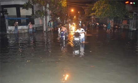 Nắp cống hỏng, hàng trăm hộ dân Sài Gòn bị ngập trong "biển nước" 