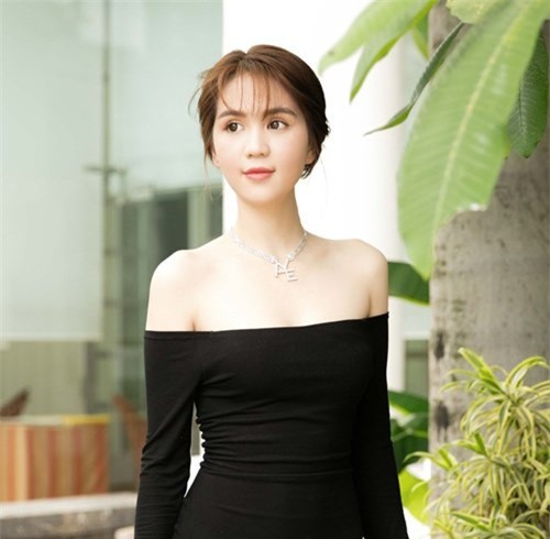 Ngọc Trinh đeo trang sức kim cương do tỷ phú Hoàng Kiều tặng