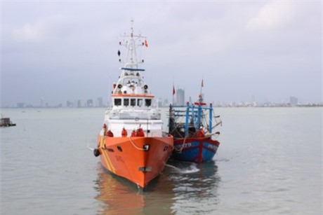 Vượt sóng dữ cứu 6 ngư dân trên tàu sắp chìm gần Hoàng Sa