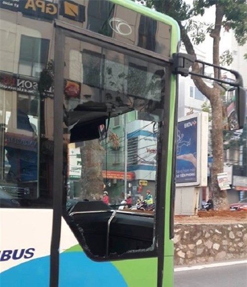 Buýt nhanh BRT va chạm với taxi, vỡ tan cửa kính