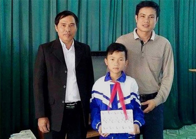 Nam sinh lớp 5 nhặt dây truyền vàng trả cho người bị mất