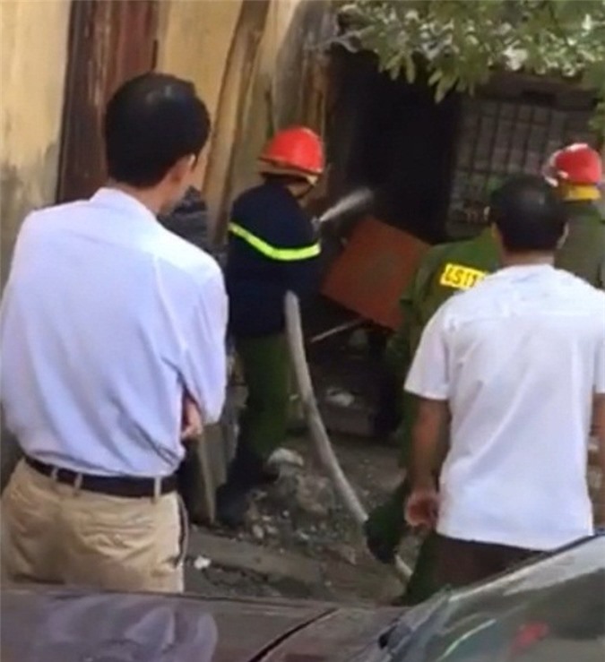 Người đàn ông ngáo đá chạy vào nhà dân phóng hỏa đốt nhà