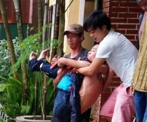 Thanh niên cầm 2 chai xăng xông vào trụ sở công an gây náo loạn