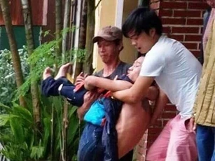 Thanh niên cầm 2 chai xăng xông vào trụ sở công an gây náo loạn