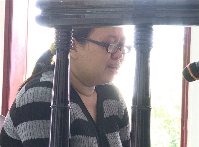 Nữ bị cáo khóc nức nở tại tòa