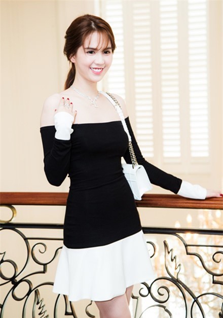 Bạn trai là tỷ phú, Ngọc Trinh vẫn diện váy nhái đi họp báo