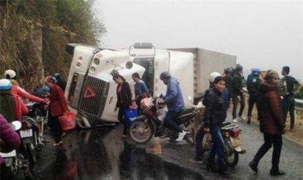 Container lật khi đổ đèo, 2 người bị đè chết thảm