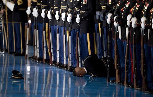 Lính Mỹ ngã quỵ, ngất xỉu trong lễ từ biệt Tổng thống Obama