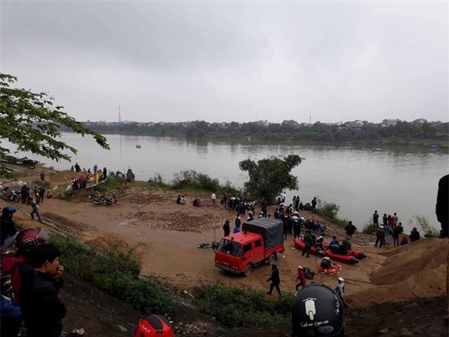 Tìm kiếm người đàn ông nghi mất tích dưới sông Thạch Hãn