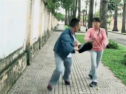 Đi ăn trưa, người phụ nữ bị giật túi xách mất 500 triệu