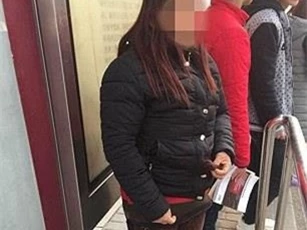 Nói chuyện quá to, người phụ nữ bị đánh vào đầu dã man