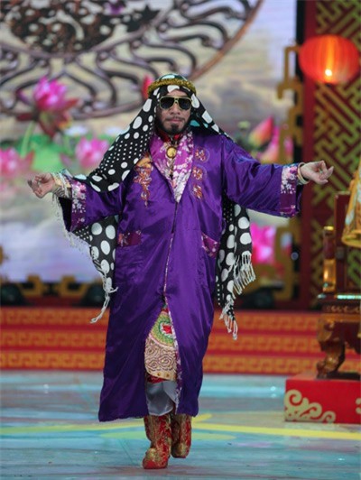 Quang Thắng say sưa hát ở hậu trường Táo Quân 2017