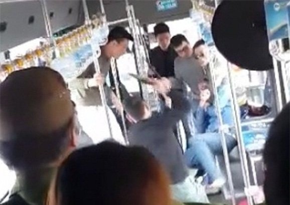  Thanh niên bị đánh hội đồng, náo loạn trên xe buýt ở Hà Nội