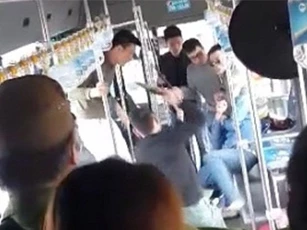 Thanh niên bị đánh hội đồng, náo loạn trên xe buýt ở Hà Nội