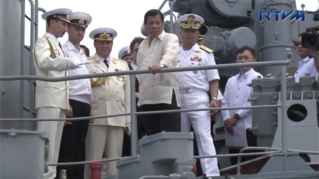 Tổng thống Philippines Duterte lên tàu chiến Nga