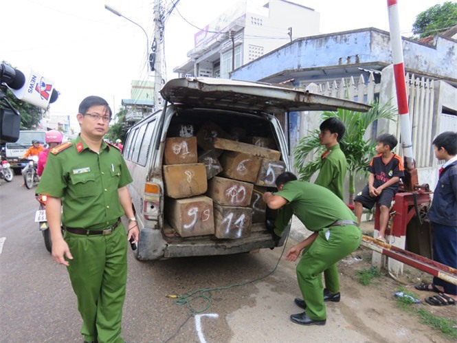 Xe chở gỗ liều mạng tông gãy gác chắn sát giờ tàu chạy