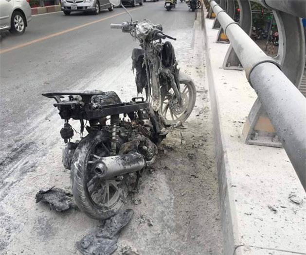 Xe máy bốc cháy trơ khung trên cầu vượt Lê Văn Lương
