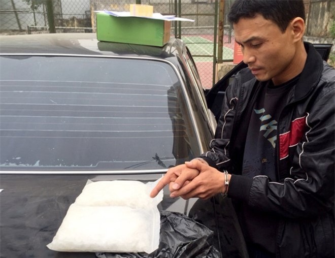 Cảnh sát tóm gọn đối tượng lái xế hộp đi giao gần 4kg ma túy