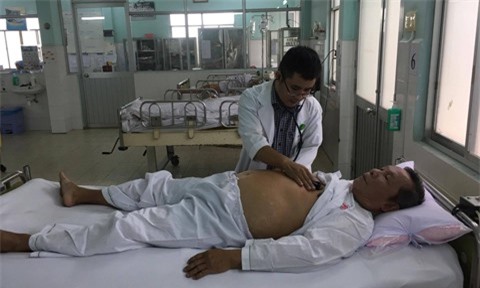 Cụ ông bị tai biến, liệt nửa người đi lại được nhờ một mũi tiêm