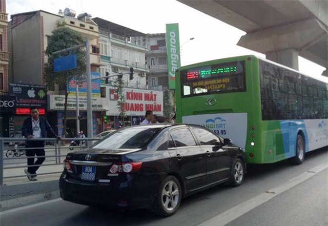Xe biển xanh chạy lấn làn, húc đuôi xe buýt nhanh BRT