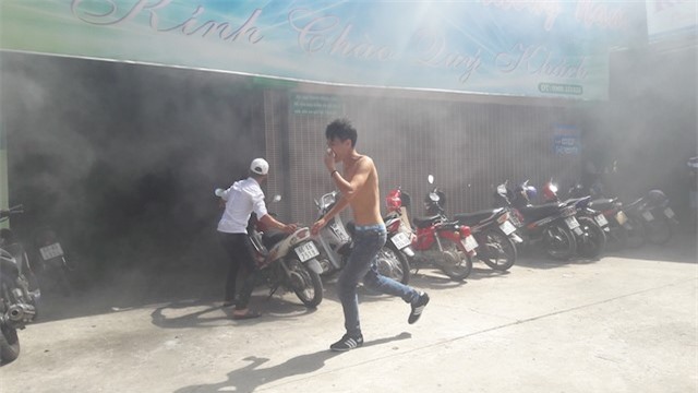 Khách dự tiệc cưới tá hỏa tháo chạy khi đang hát karaoke vì có cháy