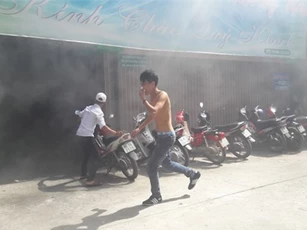 Khách dự tiệc cưới tá hỏa tháo chạy khi đang hát karaoke vì có cháy