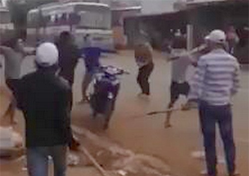 Kinh hoàng hơn 20 người vác dao truy sát nhau giữa đường