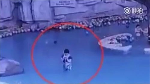 Mải sử dụng điện thoại, mẹ "bỏ mặc" con chết đuối